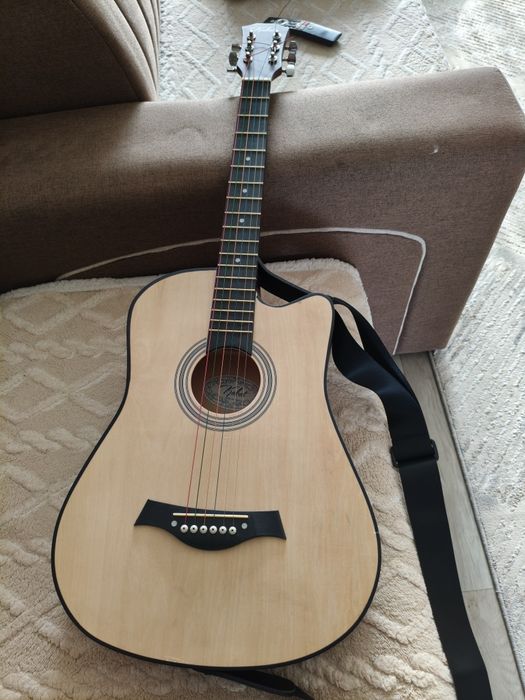 Продам гитару новую