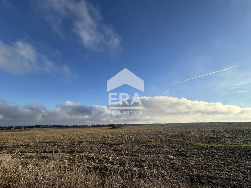 Парцел с морска панорама, разположен в близост до главен път Варна - К