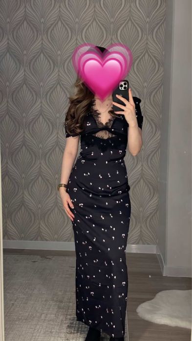 Платье с кружевами,черное с маленькими цветочками.