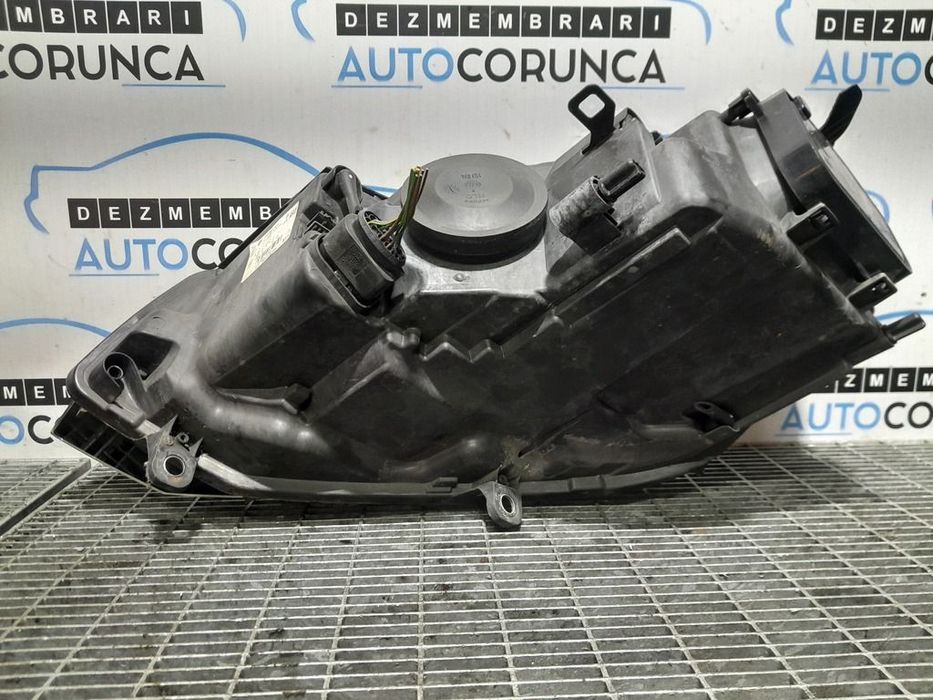 Far Dreapta Volkswagen Touareg 7P 2010 - 2014 SUV 4 Usi (1109) Fara xenon 7P2941006