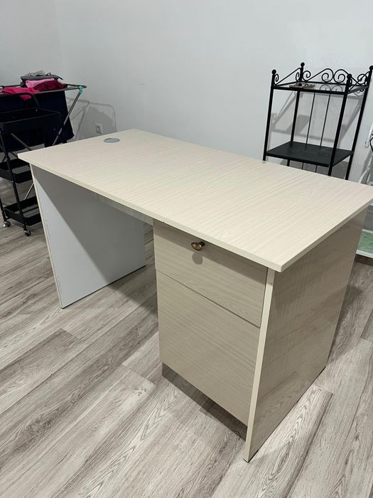 Продается стол для маникюра или для учебы