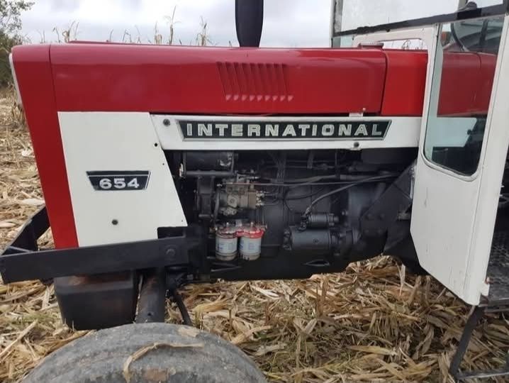 TRACTOR INTERNATIONAL 654 + Disc, Plug, grăpi, prăşitore