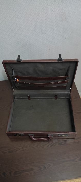 Кейс дипломат с кодовыми замками