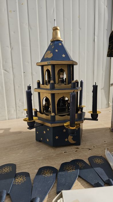 Carusel-piramidă craciun pictat manual cu lumânări