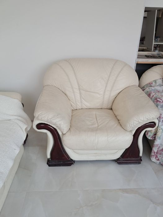 Кожено канапе с размери  1.2*1*1 (м]