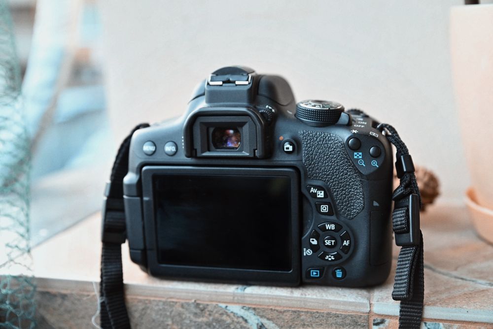 DSLR фотоапарат Canon eos 750d - тяло, около 21 хиляди кадъра