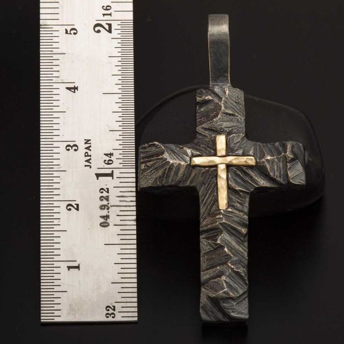 Сребърен кръст с релеф и златен акцент – талисман за вяра.