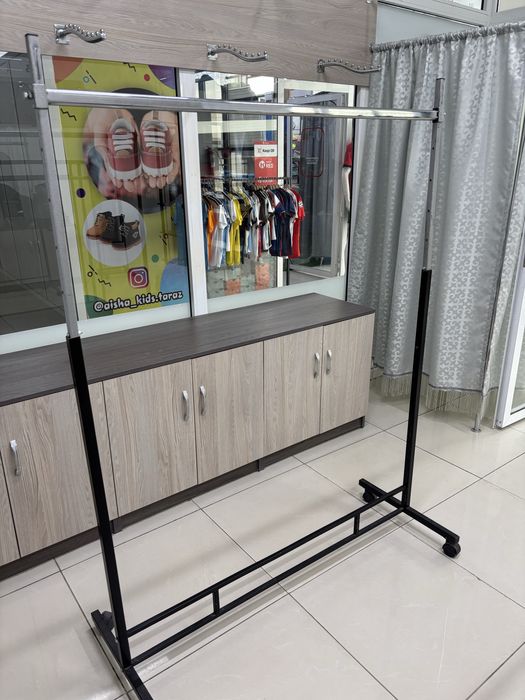 Продаются стойки вешалки для одежды