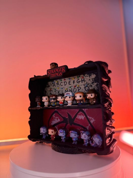 Suport/etajera figurine Stranger Things kinder will funko