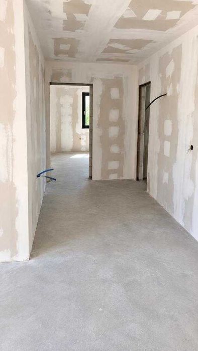 Situată în Viile Satu Mare, proprietatea beneficiază de un teren generos de 3.800 m²