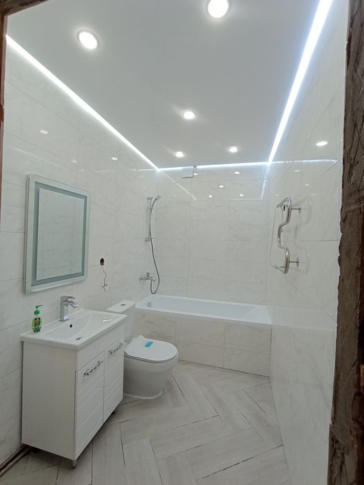 Кафельщики мастера своего дела.