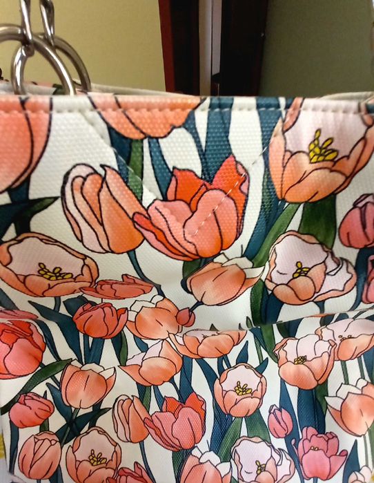 Свежа чанта на лалета