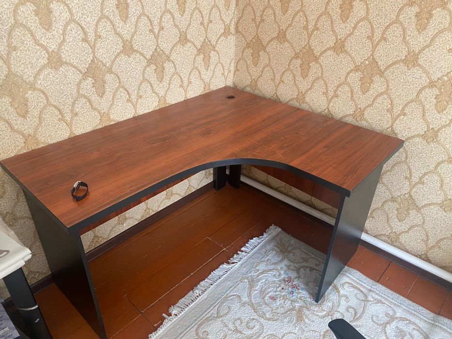 Компьютерный стол срочно продам