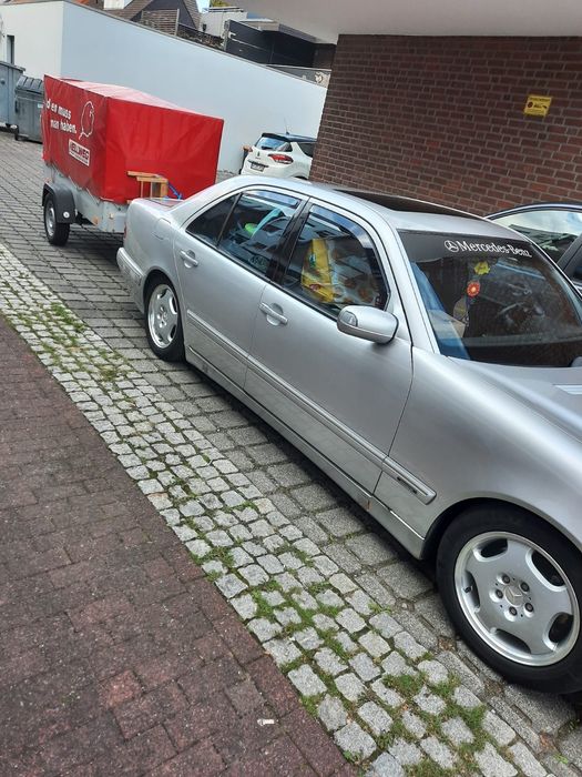 Mercedes-Benz  masina merge foarte bine