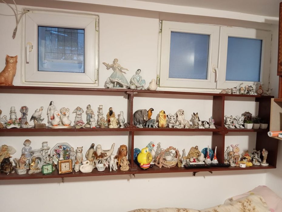 Colectie de bibelouri vechi