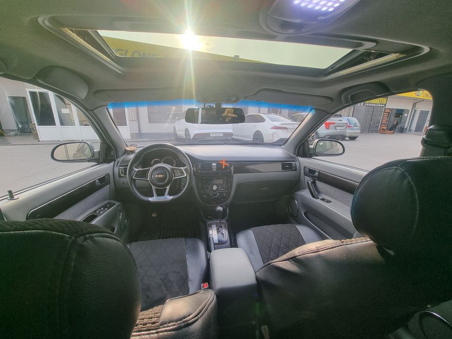 Ласетти сотилади. Юриб турган машина