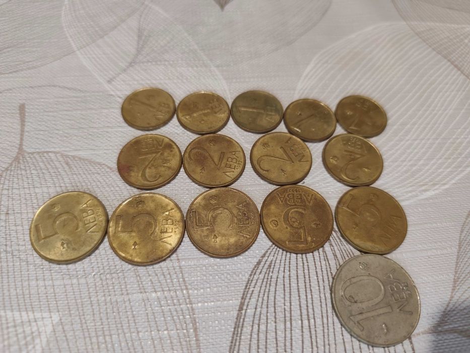 Стари банкноти и монети от различни години и държави