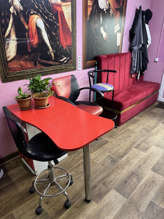 Сдам в аренду маникюрный стол в парикмахерской. Район базара оптовки