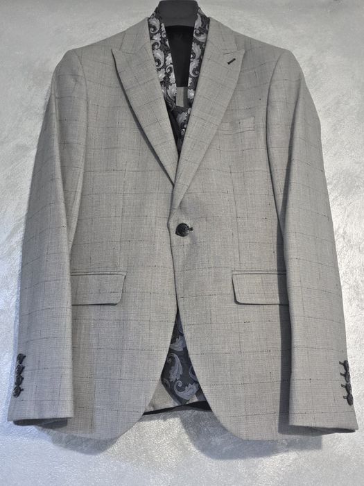 Costum cu vestă și cravată