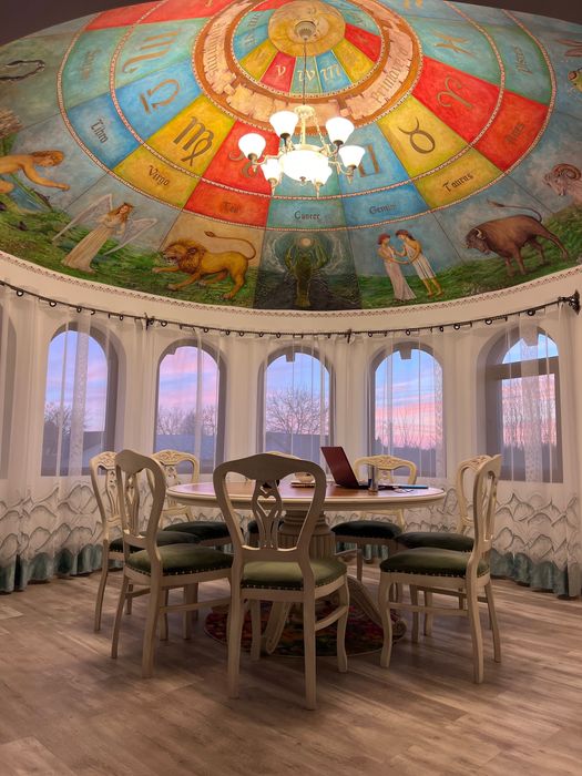 Vând masă rotundă lemn sculptat 8 persoane