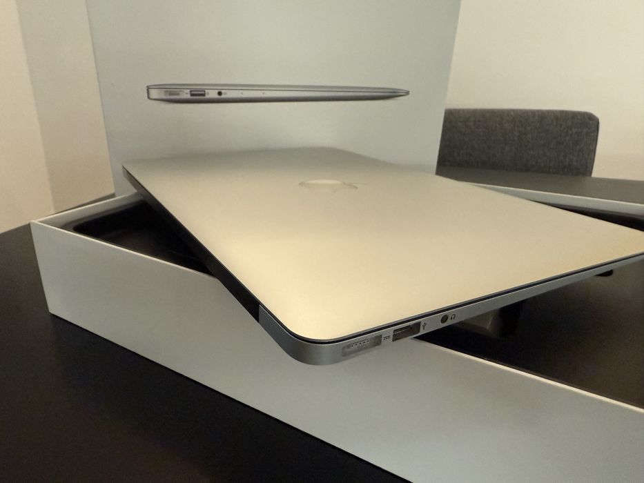 MacBookAir A1466 | i5 | 4 GB Ram | SSD 128 | Baterie Noua |Mouse CADOU