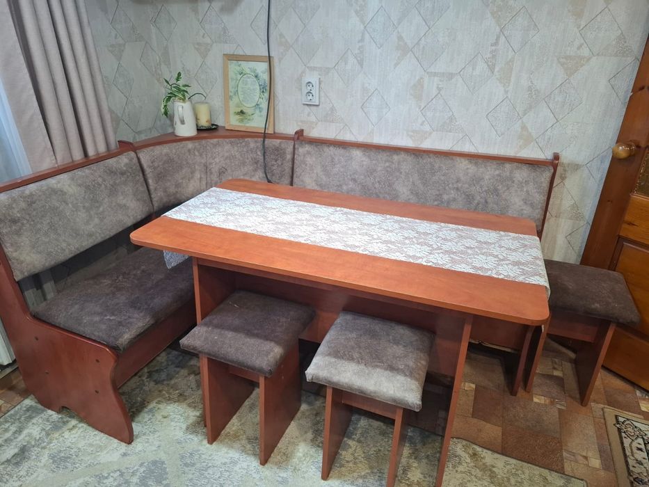 Кухонный стол уголок