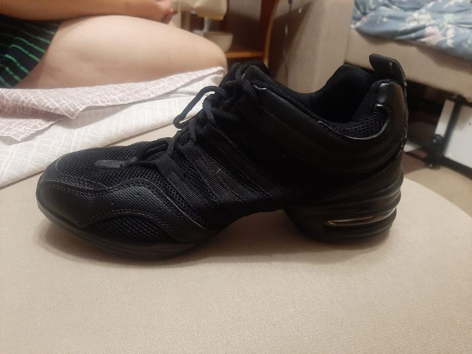 Продам кроссовки для танцев