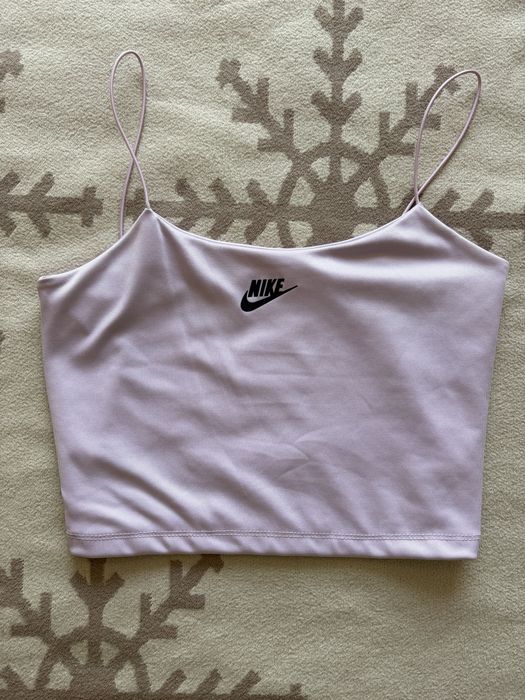 Топ Nike на тонких бретелях.
