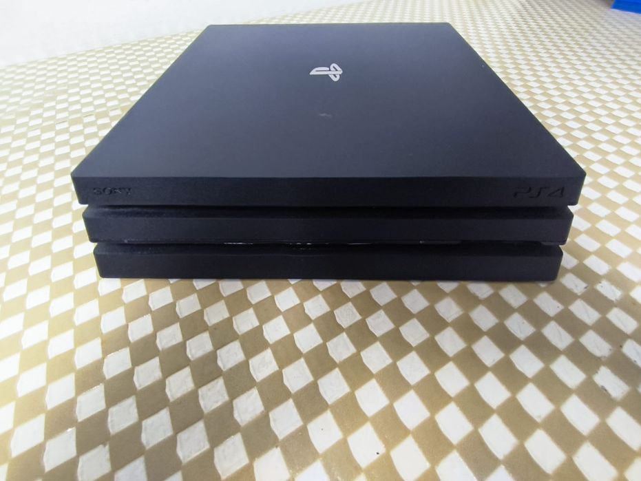 Consola PS4 4 Pro cu 1TB
