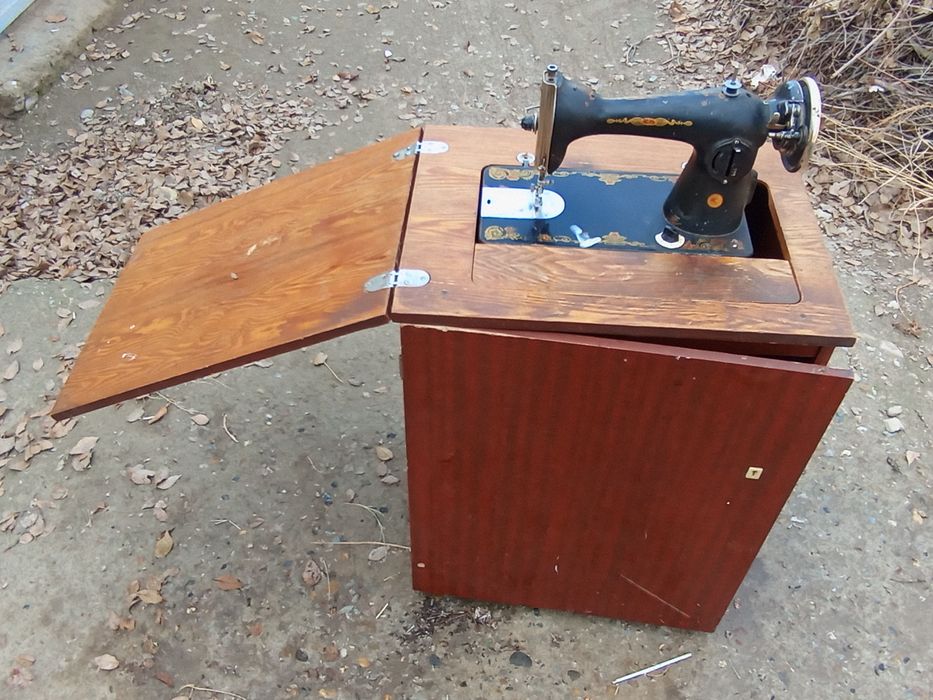 Tikuv mashinasi oyoqda ishlaydigan