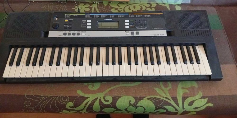 Yamaha PSR-E243