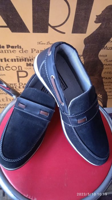 Нови мъжки обувки от естествена кожа.