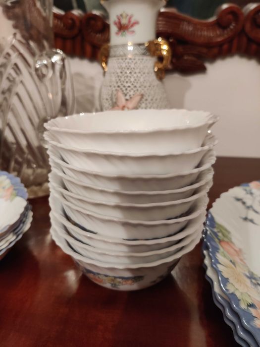 Serviciu de masa - farfurii 69 piese,  realizat in Franta