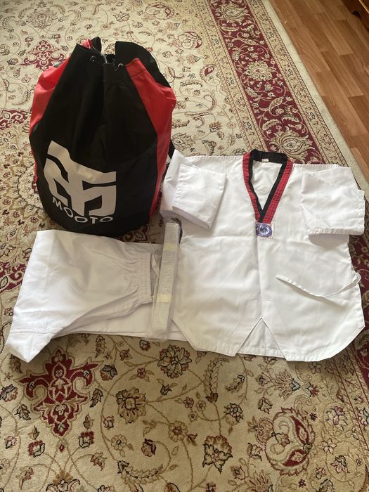 Продам кимано и щитки для таэквондо.