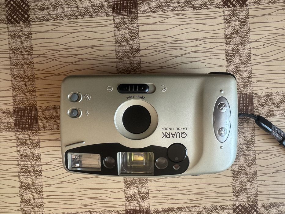 Camera foto digitala si camera pe film