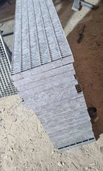 Trepte si rigole zincate
Trepte dimensiuni
75-150 cm lungime
26-30cm l