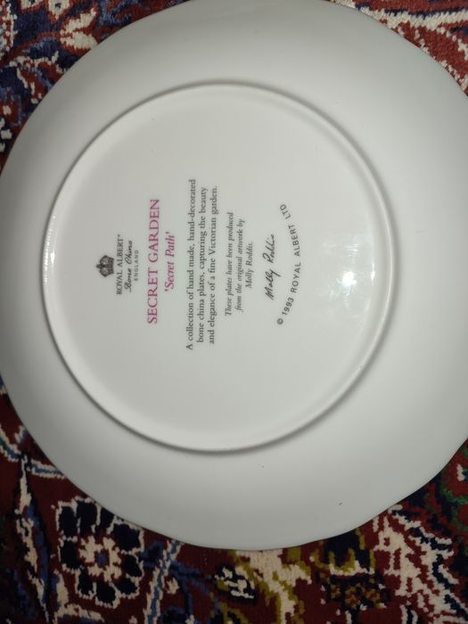 Две декоративни чинии Royal Albert