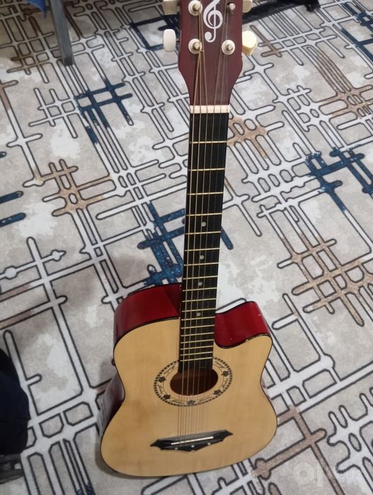 Gitara sotiladi, hamma simlari yangi