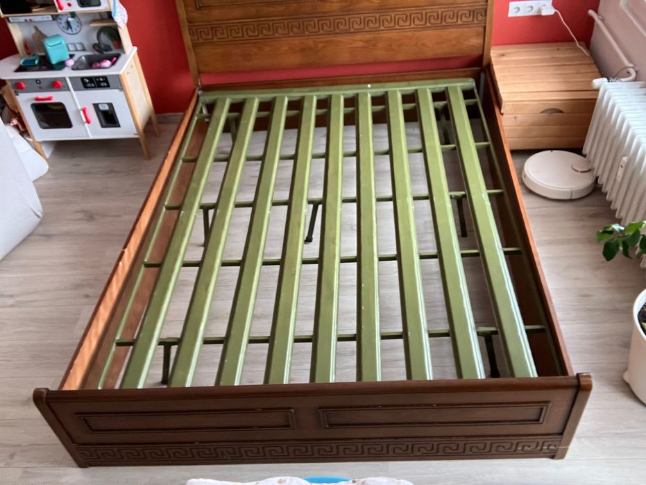 Спалня с метална подматрачна рамка и масивни елементи