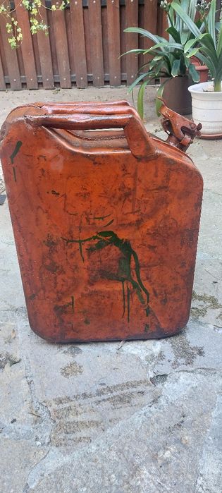 Продавам 20 литрова метална туба за  бензин