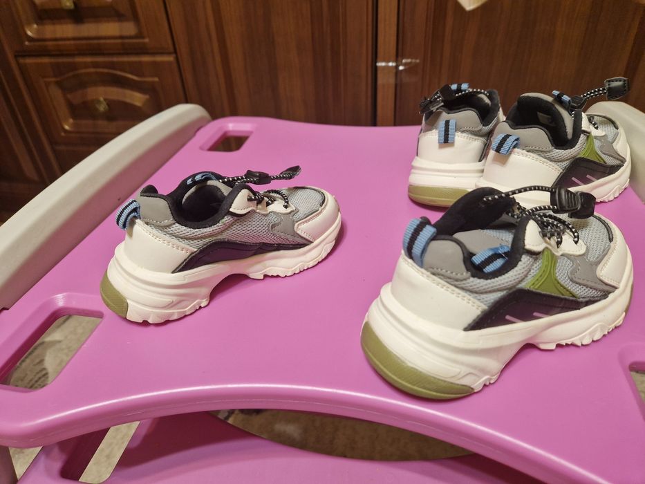 Adidasi / tenisi gemeni, mărimea 22/23 RESERVED