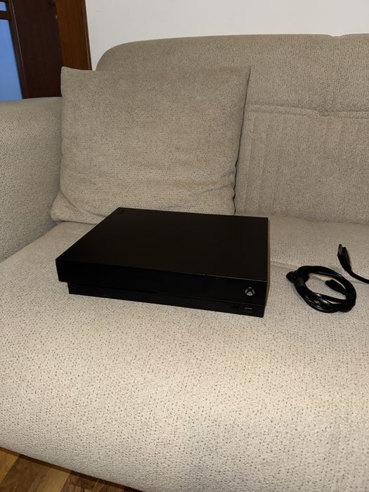 Xbox one x 1 Tb + o manetă si stație de incărcare cu baterie