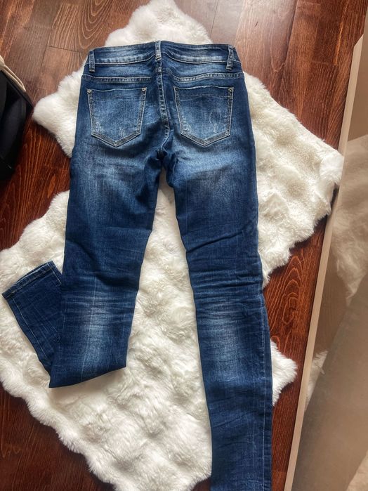 Дънки със скъсан ефект