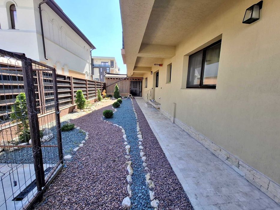 Proprietar, închiriez apartament 3 camere, curte personală, foișor, mobilat. Termen lung!