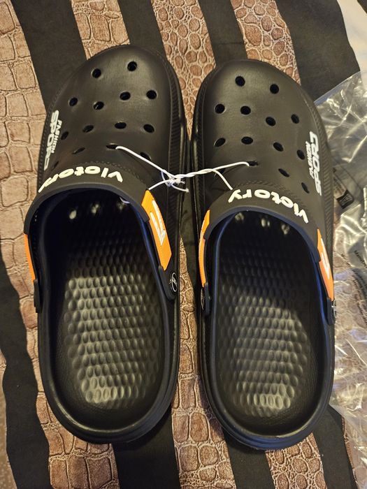 Мъжки чехли като CROCS