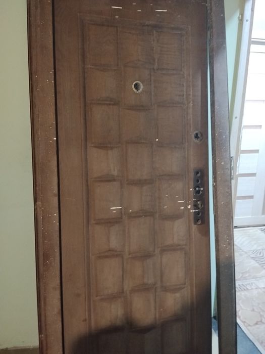 Срочно продам входную дверь