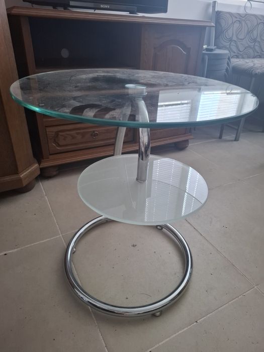 Стъклена маса с диаметър 50 см.
