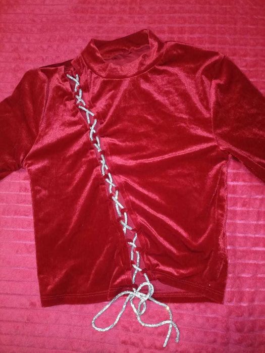 Блузка красная очень эффектная