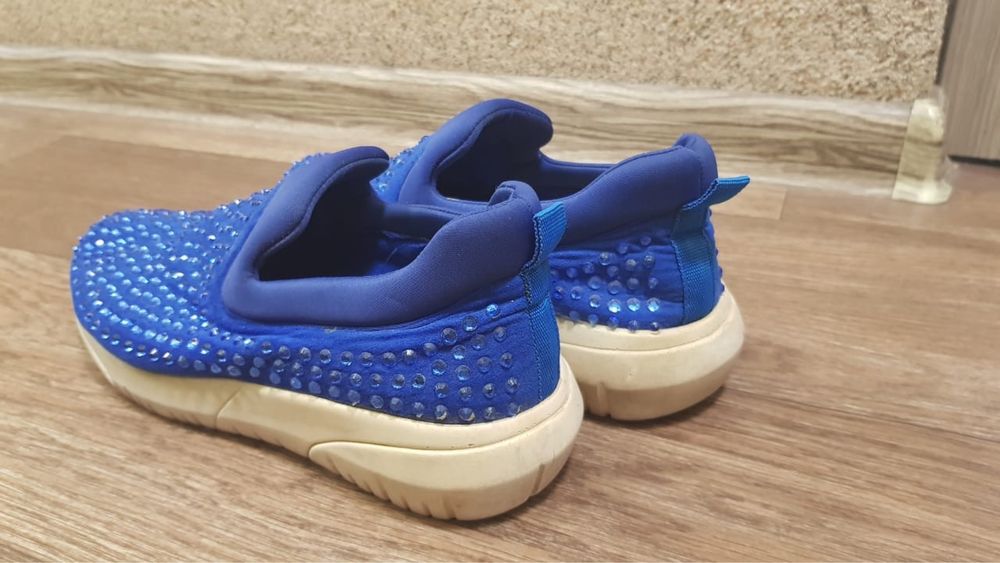 Ярко синие макасы со стразами. 38р