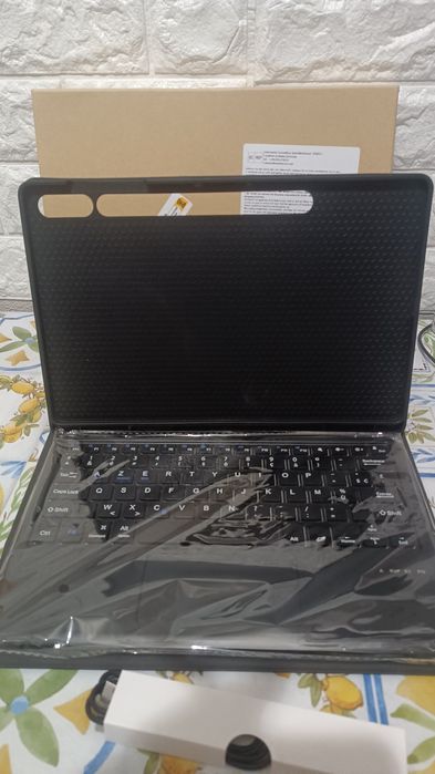 Husa cuTastatură pentru Samsung Galaxy Tab S10 Plus 2024, S9/S9FE Plus